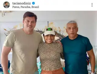 Deputado Taciano Diniz passa segunda-feira de carnaval em Patos e posa pra foto com a Baronesa